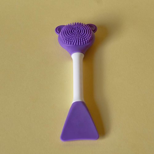 Žaismingas violetinis veido šveitimo šepetėlis su mentele